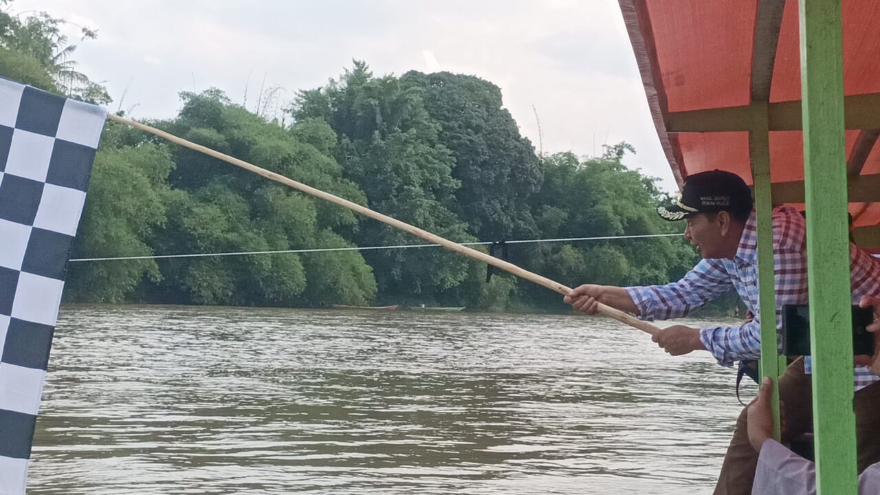 Berlangsung Spektakuler, Wabup Rohul Resmi Tutup Festival Pacu Sampan se Rokan IV Koto